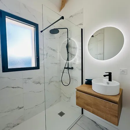 Front De Avec Jacuzzi Et Acces Villa