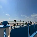 Front De Avec Jacuzzi Et Accès *