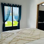 Front De Avec Jacuzzi Et Accès Villa *