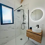 Front De Avec Jacuzzi Et Accès Villa