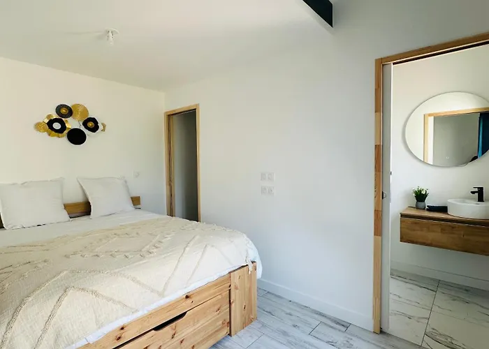 Front De Avec Jacuzzi Et Acces Villa