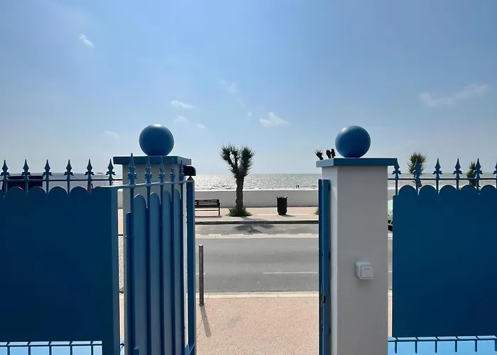 Front De Avec Jacuzzi Et Acces *