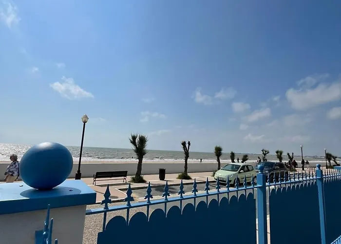 Front De Avec Jacuzzi Et Acces *