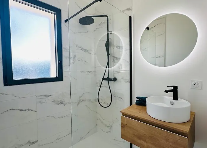 Front De Avec Jacuzzi Et Acces Villa